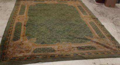 null SAVONNERIE ESPAGNOLE 
TAPIS à parclose sur fond vert. 
Usures tâches trous 
395...