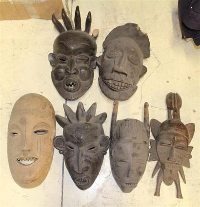 null LOT de masques africains en bois sculpté. Accidents. 
