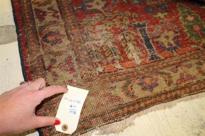 null AFCHAR - TAPIS à décor d'arbres et végétaux stylisés sur fond bleu. Bordure...