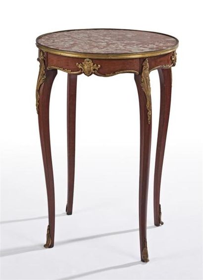 null GUERIDON en bois de placage et ornementation de bronze doré. 
Style Louis XV,...