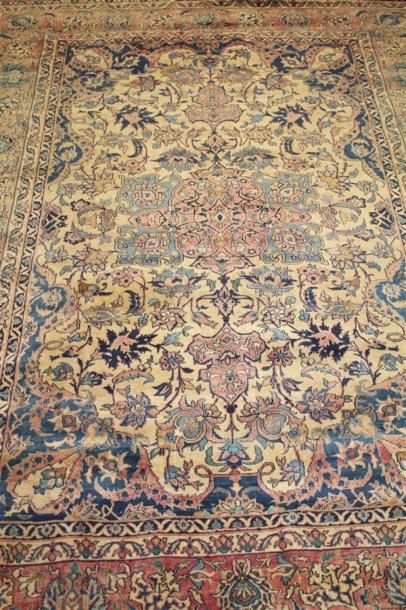 null TABRIZ
TAPIS à décor de végétaux et médaillon central sur fond beige. Bordure...