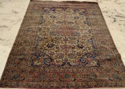 null TABRIZ
TAPIS à décor de végétaux et médaillon central sur fond beige. Bordure...