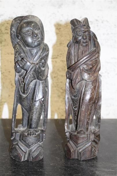 null CHINE 
Deux personnages en bois sculpté et incrustations de métal argenté 
H....