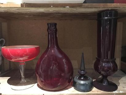 null LOT de trois verreries en verre rouge : coupe, bouteille, vase cylinrique sur...