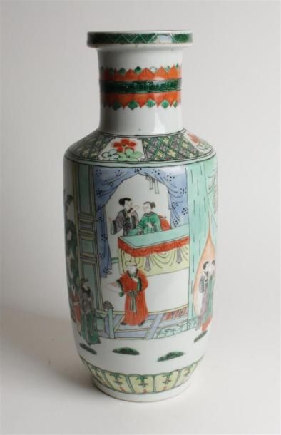 null CHINE-XXème siècle 
Vase rouleau en porcelaine de la famille verte à décor de...
