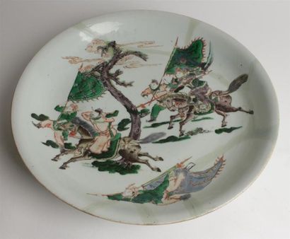 null CHINE, XXème siècle
Plat rond en porcelaine de la famille verte à décor d'une...