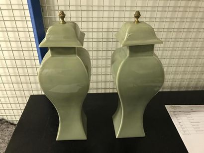 null CHINE (dans le goût) 
Deux vases couverts céladon. 
H. 41 cm 