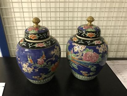 null CHINE (Dans le goût de) 
Deux pots à gingembre couverts porcelaine bleu et fleurs...