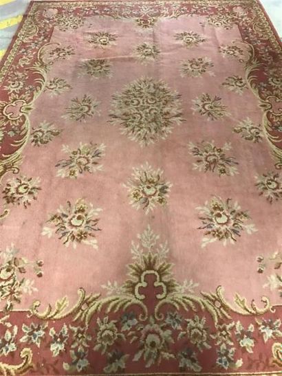 null TAPIS dans le goût de la Savonnerie à fond rose. 
370 x 250 cm 