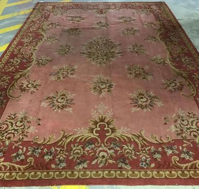 null TAPIS dans le goût de la Savonnerie à fond rose. 
370 x 250 cm 