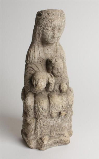 null Vierge à l'enfant en pierre calcaire. 
Travail populaire. 
H. 27 cm 