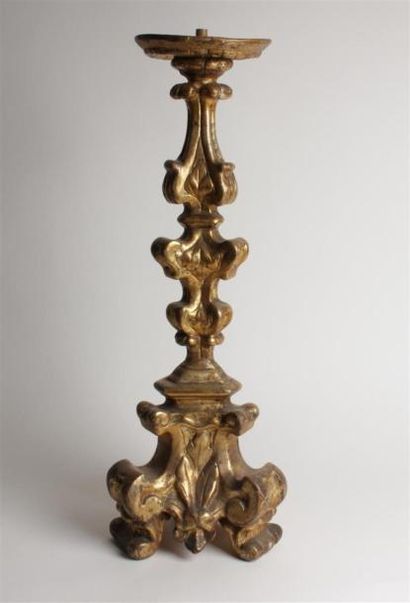 null PIQUE CIERGE d'église en bois doré monté en lampe. H. 55 cm 