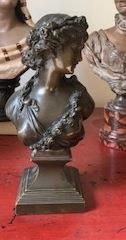 null ECOLE FRANCAISE du XIXe siècle 
Buste de femme à la guirlande de roses 
Epreuve...
