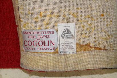 null Manufacture de Cogolin 
Tapis tufté à fond beige signé P. Lobut 
Tâches 
490...