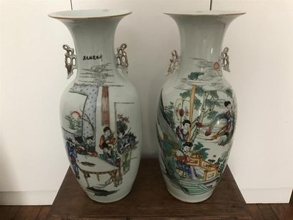null CHINE - Paire de vase en porcelaine à décor polychrome de scènes animées de...