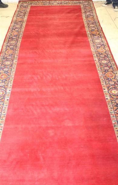 null KESHAN 
Important tapis galerie sur fond rouge, frise d'encadrement sur fond...