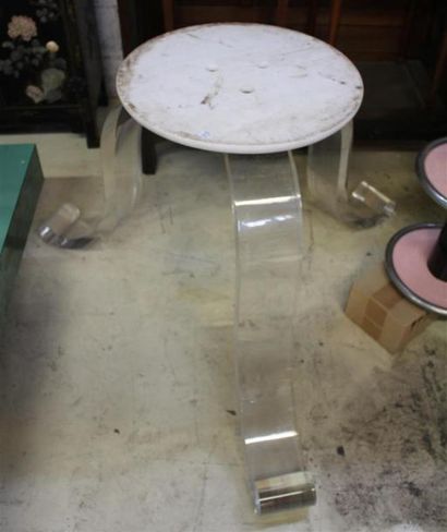 null PIETEMENT de table en plexi et marbre blanc
H. 69 cm D. de la base du piétement :...