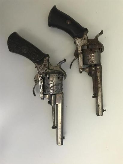 null LOT de deux revolvers : l'un à crosse et barillet richement sculptés et gravés.
Traces...