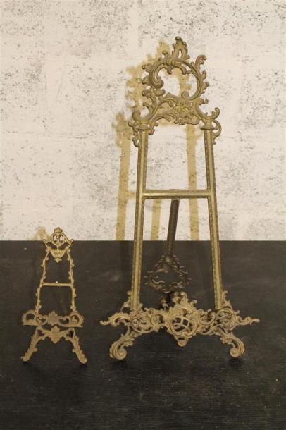 null DEUX CHEVALETS en bronze et laiton doré à décor d'entrelacs et coquille
Style...