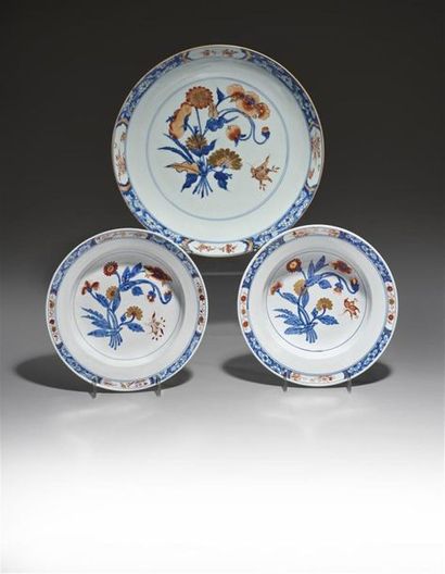 null DOCCIA
Deux assiettes à potage en porcelaine à décor bleu, rouge et or Imari...
