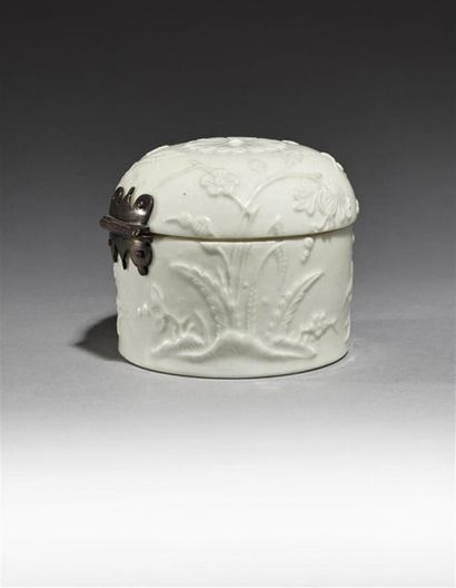 null SAINT-CLOUD
Boite ronde couverte en porcelaine tendre émaillée blanche à décor...