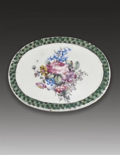 null MENNECY
Couvercle de tabatière en porcelaine tendre à décor polychrome sur une...