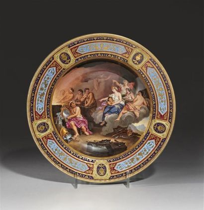 null VIENNE
Assiette creuse en porcelaine à décor polychrome représentant une allégorie...