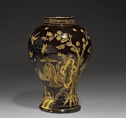 null DELFT
Vase de forme balustre en faïence à décor en jaune sur fond brun de Chinois,...