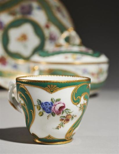 null SÈVRES
Gobelet Hébert et sa soucoupe en porcelaine tendre à décor polychrome...