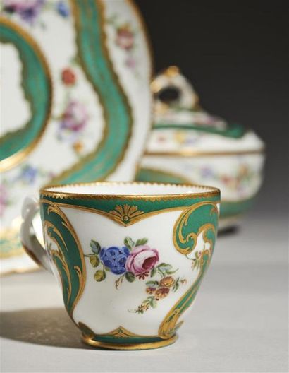 null SÈVRES
Gobelet Hébert et sa soucoupe en porcelaine tendre à décor polychrome...