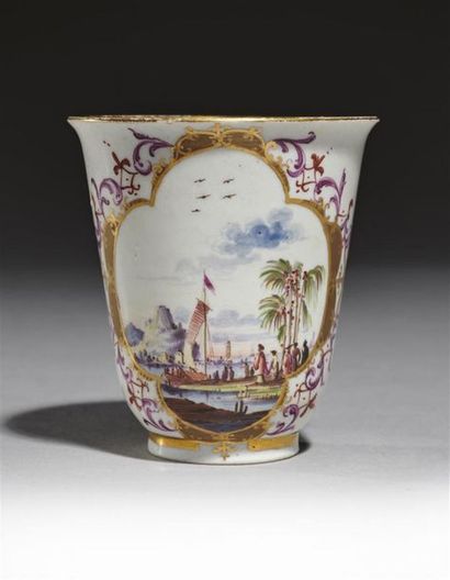 null MEISSEN
Gobelet et sa soucoupe en porcelaine à décor polychrome de Chinois dans...