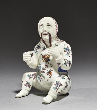 null VILLEROY
Statuette représentant un chinois moustachu assis, vêtu d'une tunique...