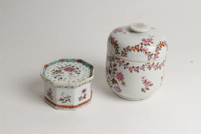 null CHINE
Un sablier octogonal et un pot à sucre couvert en porcelaine à décor polychrome...