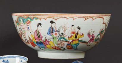 null CHINE
Bol à punch en porcelaine à décor dit au mandarin : scènes animées de...