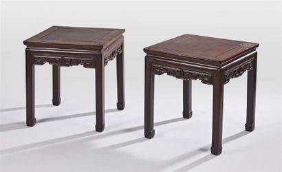 null CHINE- XXe siècle
PAIRE DE TABLES bouts de canapé en bois sculpté 
Dim.: 52...