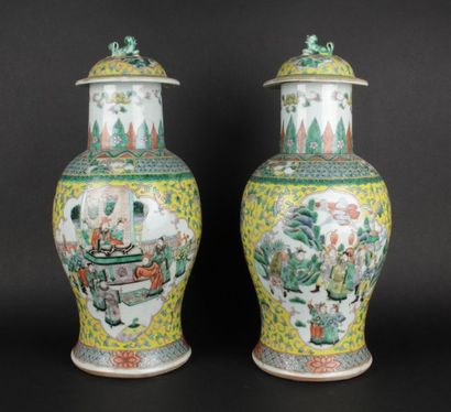 null CANTON
Paire de vases couverts en porcelaine de forme balustre à décor polychrome...