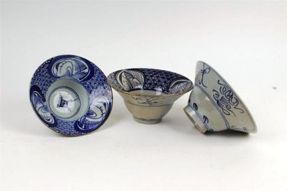 null CHINE
Trois coupes en porcelaine à décor en bleu sous couverte de paysage stylisé...