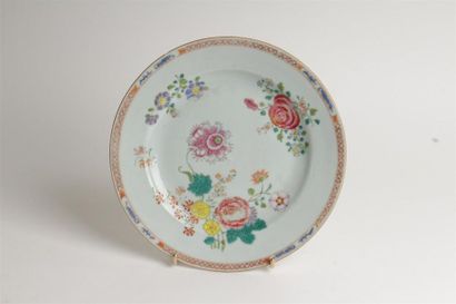 null CHINE
Assiette en porcelaine à décor polychrome des émaux de la Famille rose...