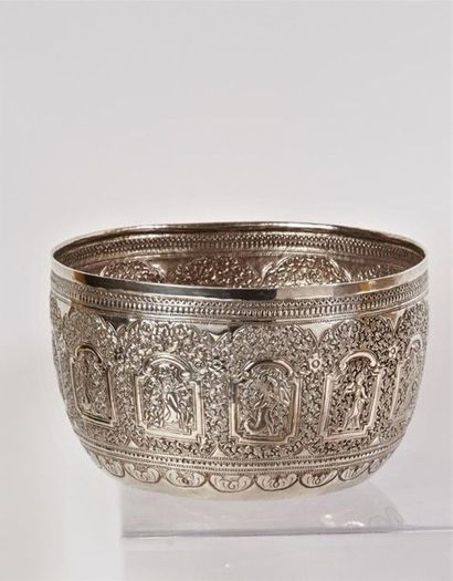 null CAMBODGE - Vers 1900
Deux bols en argent repoussé à décor de médaillons de divinités...