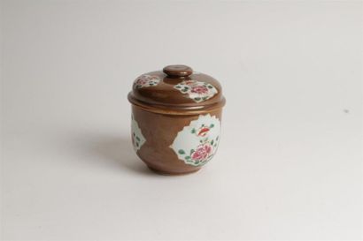 null CHINE
Pot à sucre couvert en porcelaine à décor polychrome des émaux de la Famille...