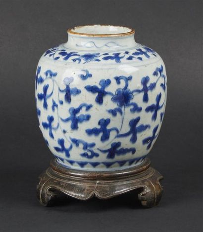 null CHINE
Vase ovoïde à décor en bleu sous couverte de rinceaux fleuris et feuillagés.
Marque...