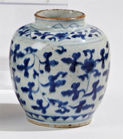 null CHINE
Vase ovoïde à décor en bleu sous couverte de rinceaux fleuris et feuillagés.
Marque...