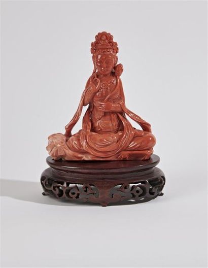 null CHINE - XXe siècle
Statuette de Guanyin en corail rouge, assis en padmasana,...