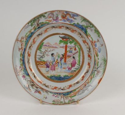 null CHINE, Canton - Début XIXe siècle
Assiette en porcelaine émaillée polychrome...