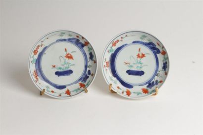 null JAPON
Deux petites coupes en porcelaine à décor polychrome Kakiemon de jardinières...