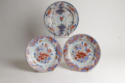 null CHINE
Trois assiettes en porcelaine à décor bleu, rouge et or dit Imari de fleurs...
