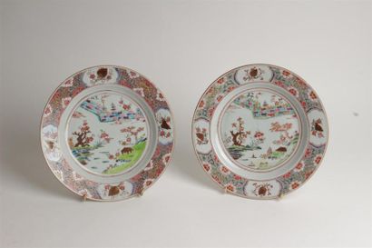 null CHINE
Deux assiettes en porcelaine à décor polychrome des émaux de la Famille...