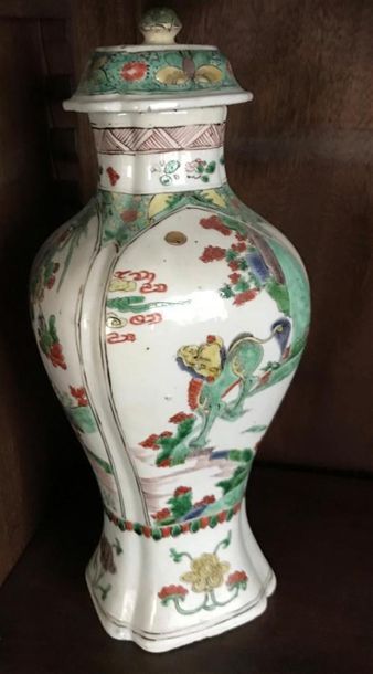 null CHINE
Vase quadrangulaire couvert de forme balustre à décor polychrome des émaux...