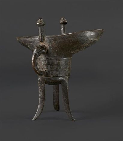 null CHINE - XIXe siècle
Vase à vin du type "jue" en bronze à patine brune, les côtés...