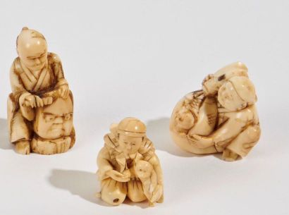 null JAPON - Epoque MEIJI (1868 - 1912)
Trois petits okimono en dent dans le style...